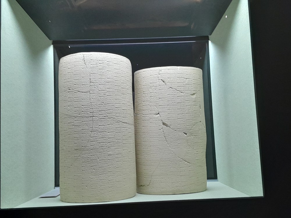 3D kopija dvaju sumerskih cilindara s tekstovima u kojima je najraniji zapis o jednom snu